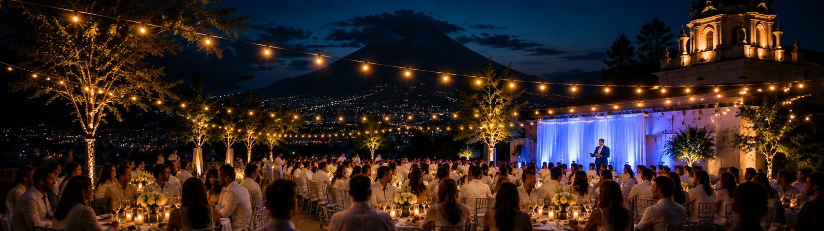 Noche de Blanco: asistentes vestidos de blanco durante la cena de gala